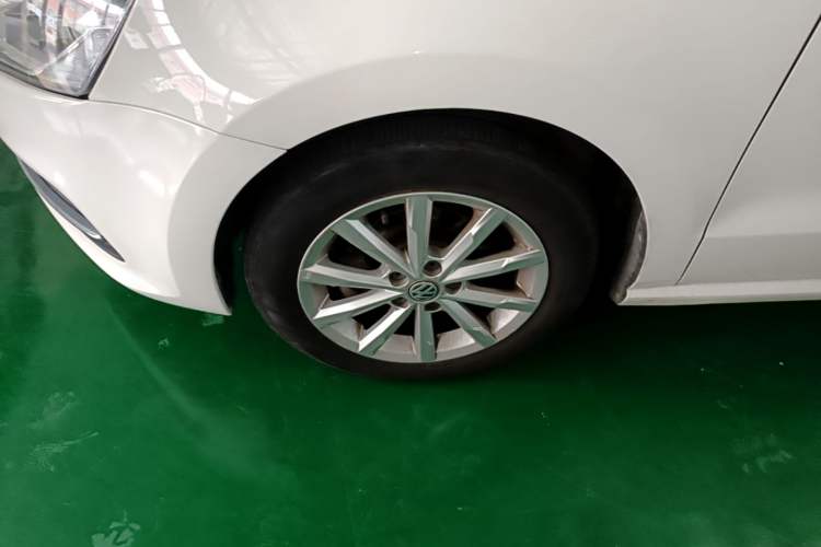 Used Volkswagen Polo 2016 1.6L Automatic Luxury Model Left Front Wheel Hub