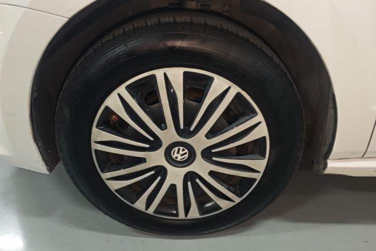 Used Volkswagen Polo 2016 1.6L Automatic Comfort Model Left Front Wheel Hub