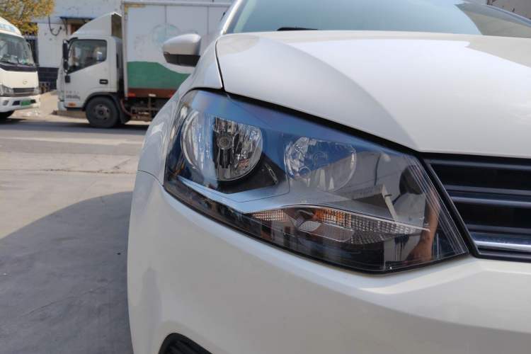 Used Volkswagen Polo 2016 1.4L Manual Fashion Model Right Front Headlight