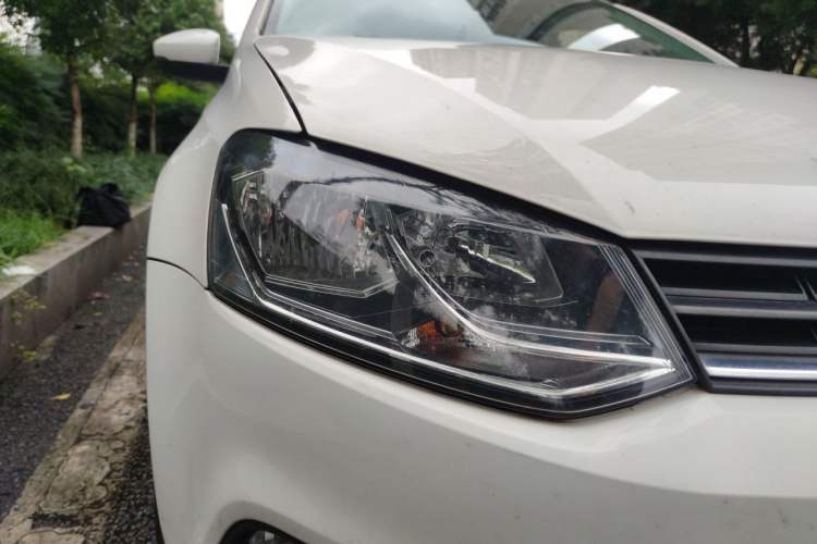 Used Volkswagen Polo 2016 1.6L Automatic Comfort Model Right Front Headlight
