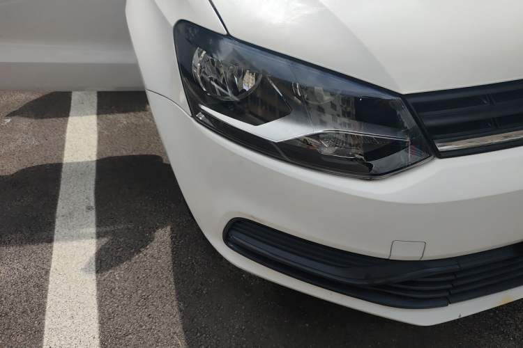 Used Volkswagen Polo 2016 1.4L Manual Fashion Model Right Front Headlight