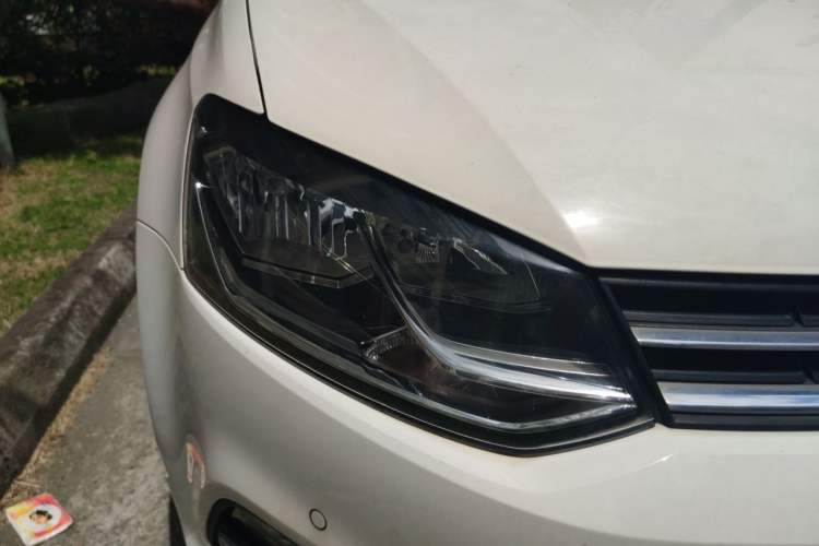 Used Volkswagen Polo 2016 1.6L Automatic Luxury Model Right Front Headlight