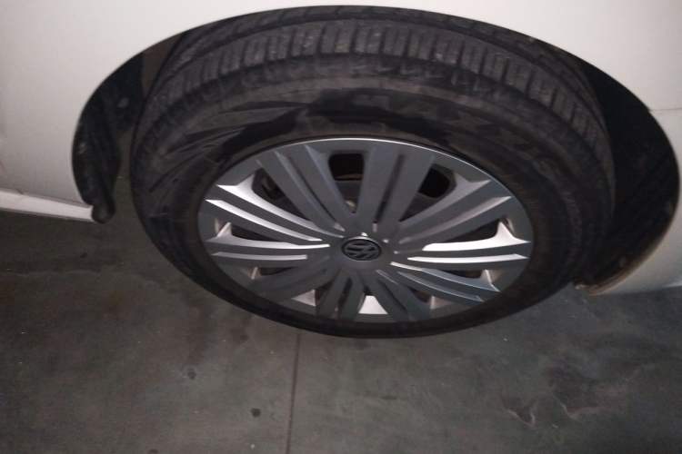 Used Volkswagen Polo 2016 1.6L Automatic Comfort Model Right Front Wheel Hub
