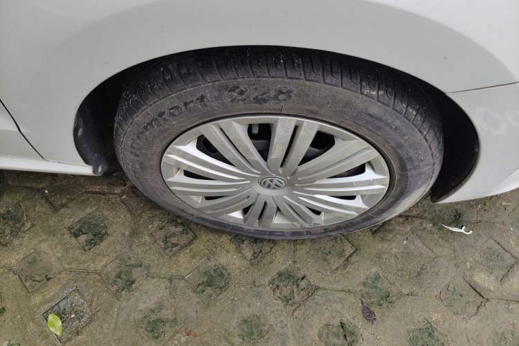 Used Volkswagen Polo 2016 1.6L Automatic Comfort Model Right Front Wheel Hub