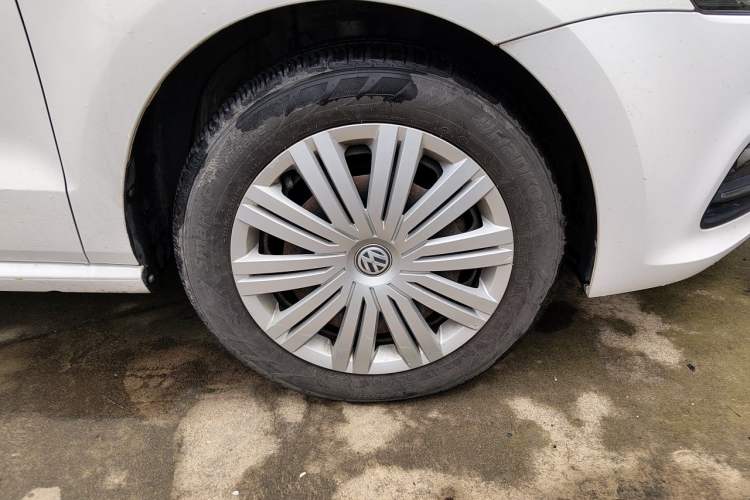 Used Volkswagen Polo 2016 1.6L Automatic Comfort Model Right Front Wheel Hub
