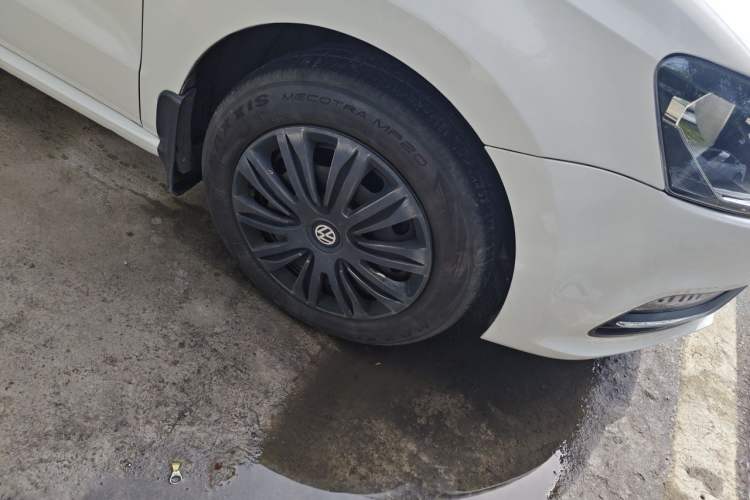Used Volkswagen Polo 2016 1.6L Automatic Comfort Model Right Front Wheel Hub