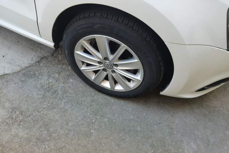 Used Volkswagen Polo 2016 1.6L Automatic Comfort Model Right Front Wheel Hub