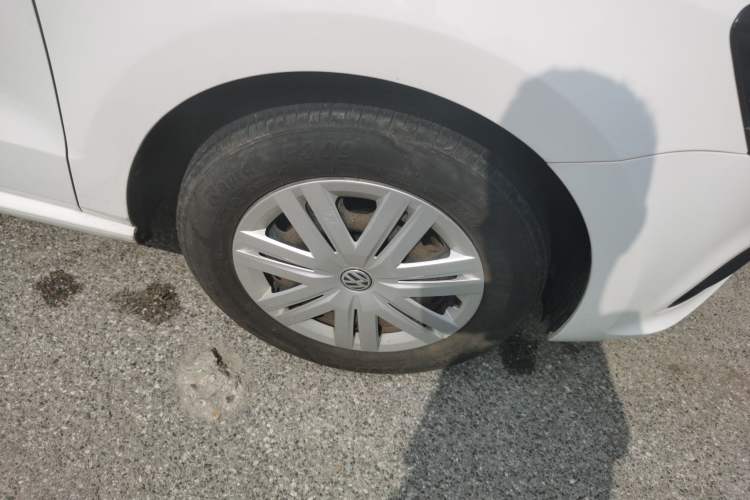 Used Volkswagen Polo 2016 1.4L Manual Fashion Model Right Front Wheel Hub