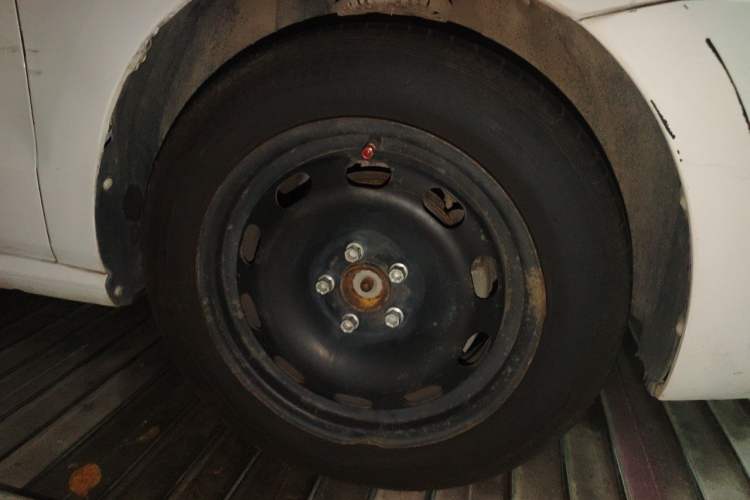 Used Volkswagen Polo 2016 1.6L Automatic Comfort Model Right Front Wheel Hub