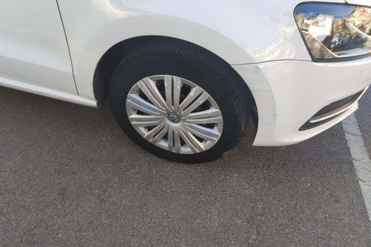 Used Volkswagen Polo 2016 1.6L Automatic Comfort Model Right Front Wheel Hub