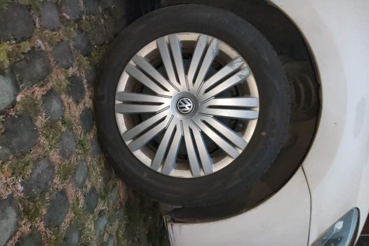 Used Volkswagen Polo 2016 1.6L Automatic Comfort Model Right Front Wheel Hub