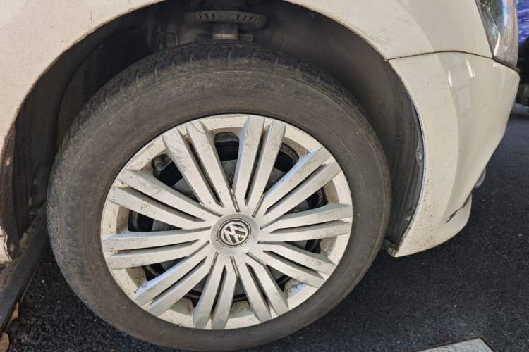 Used Volkswagen Polo 2016 1.6L Automatic Comfort Model Right Front Wheel Hub