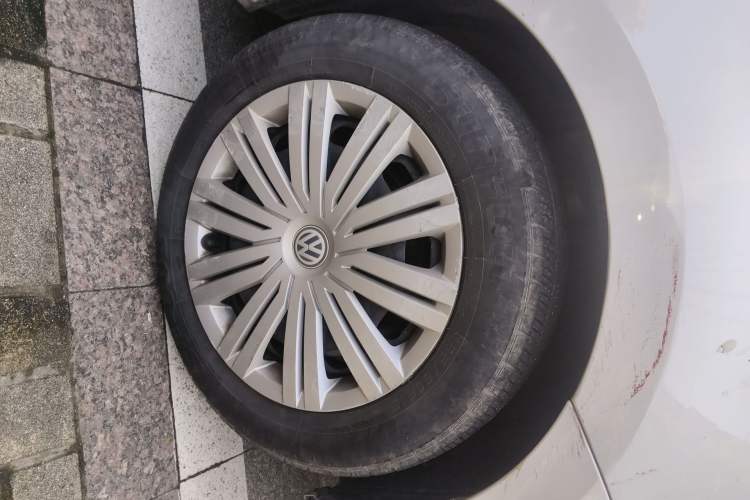 Used Volkswagen Polo 2016 1.6L Automatic Comfort Model Right Front Wheel Hub