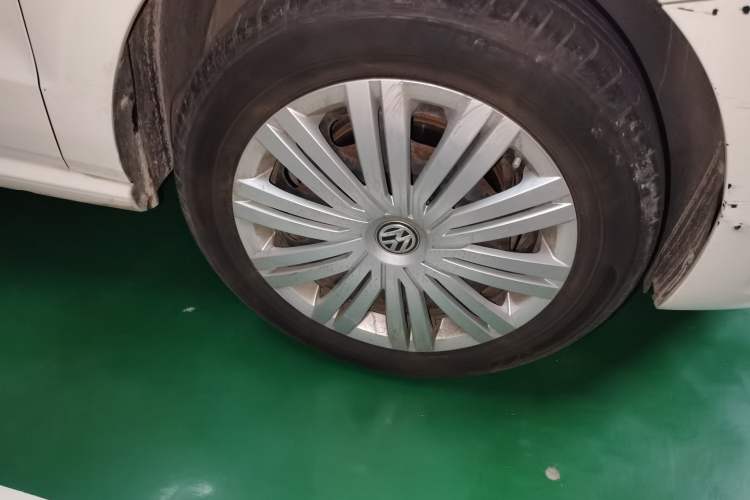 Used Volkswagen Polo 2016 1.6L Automatic Comfort Model Right Front Wheel Hub