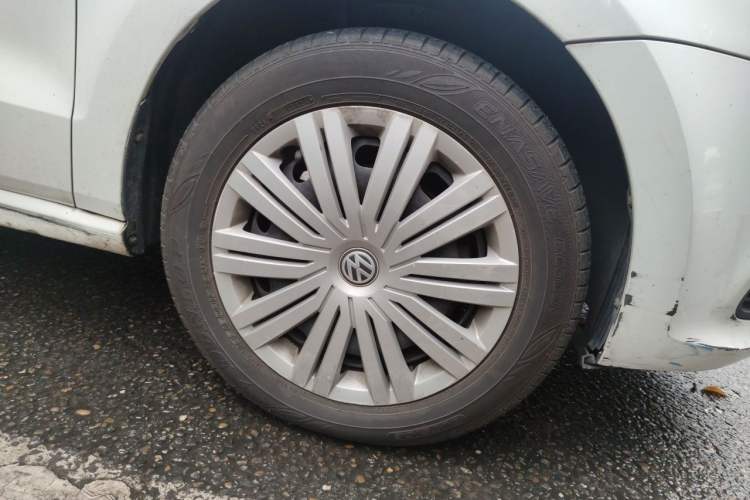 Used Volkswagen Polo 2016 1.6L Automatic Comfort Model Right Front Wheel Hub