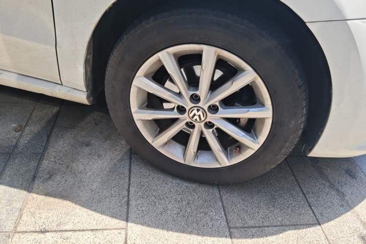 Used Volkswagen Polo 2016 1.6L Automatic Comfort Model Right Front Wheel Hub
