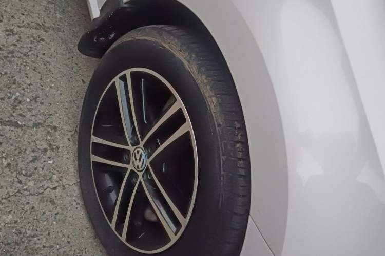 Used Volkswagen Polo 2016 1.6L Automatic Comfort Model Right Front Wheel Hub