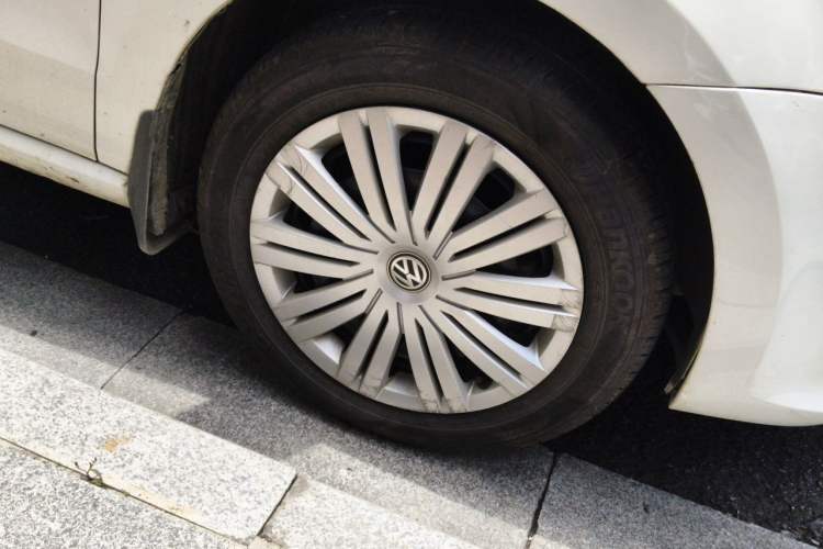 Used Volkswagen Polo 2016 1.6L Automatic Comfort Model Right Front Wheel Hub