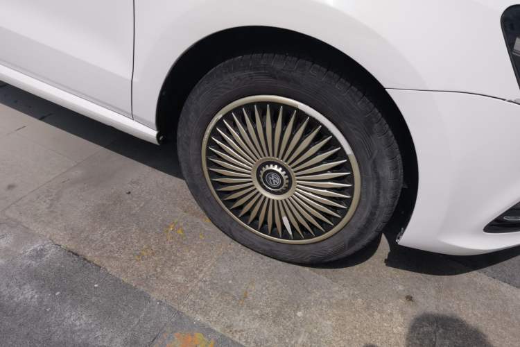 Used Volkswagen Polo 2016 1.6L Automatic Comfort Model Right Front Wheel Hub