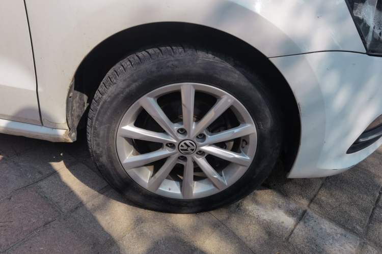 Used Volkswagen Polo 2016 1.6L Automatic Comfort Model Right Front Wheel Hub