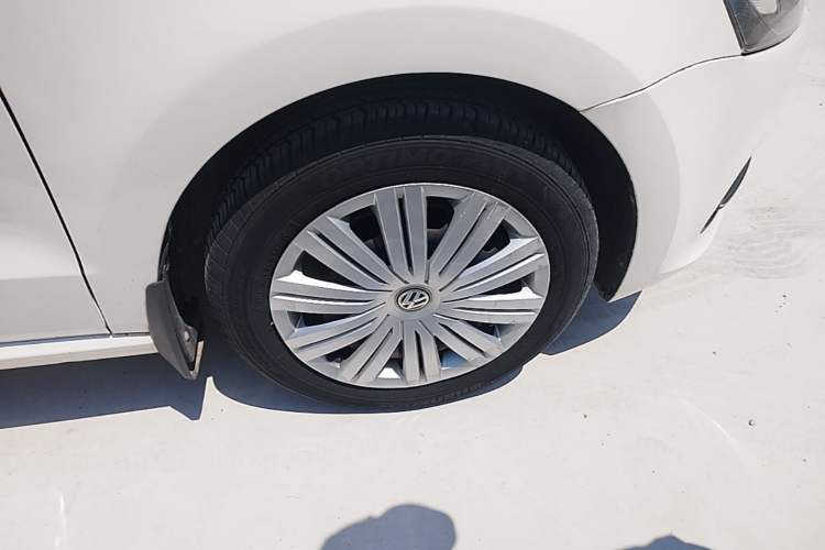 Used Volkswagen Polo 2016 1.6L Automatic Comfort Model Right Front Wheel Hub