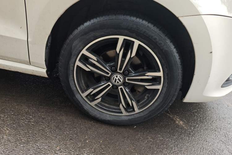 Used Volkswagen Polo 2016 1.6L Automatic Comfort Model Right Front Wheel Hub