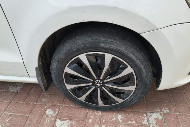 Used Volkswagen Polo 2016 1.6L Automatic Comfort Model Right Front Wheel Hub