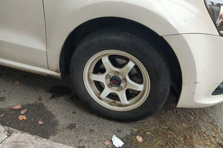 Used Volkswagen Polo 2016 1.4L Manual Fashion Model Right Front Wheel Hub