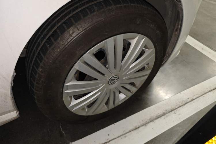 Used Volkswagen Polo 2016 1.6L Automatic Comfort Model Right Front Wheel Hub