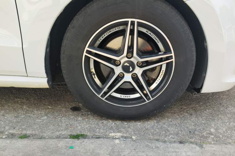 Used Volkswagen Polo 2016 1.4L Manual Fashion Model Right Front Wheel Hub