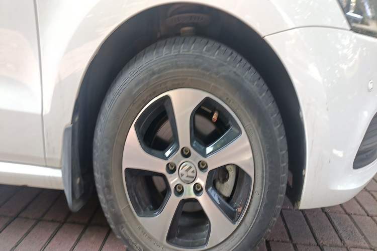 Used Volkswagen Polo 2016 1.4L Automatic Trendy Model Right Front Wheel Hub