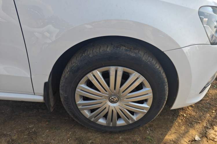 Used Volkswagen Polo 2016 1.6L Automatic Comfort Model Right Front Wheel Hub