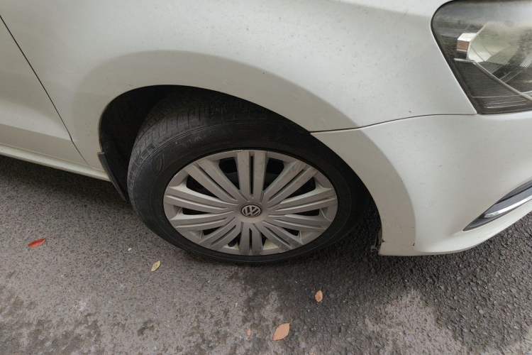 Used Volkswagen Polo 2016 1.6L Automatic Comfort Model Right Front Wheel Hub