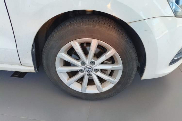 Used Volkswagen Polo 2016 1.6L Automatic Luxury Model Right Front Wheel Hub