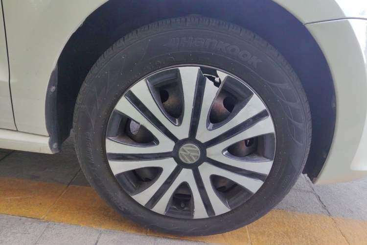 Used Volkswagen Polo 2016 1.6L Automatic Comfort Model Right Front Wheel Hub