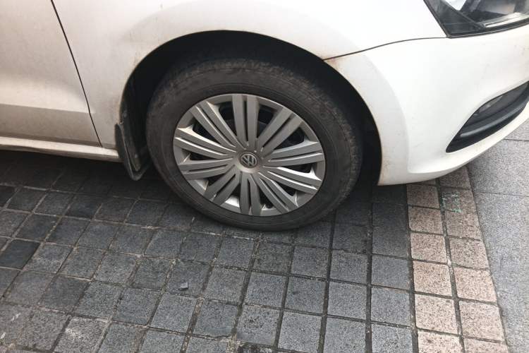 Used Volkswagen Polo 2016 1.6L Automatic Comfort Model Right Front Wheel Hub