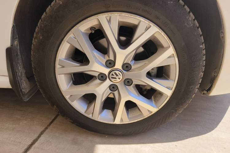 Used Volkswagen Polo 2016 1.6L Automatic Comfort Model Right Front Wheel Hub