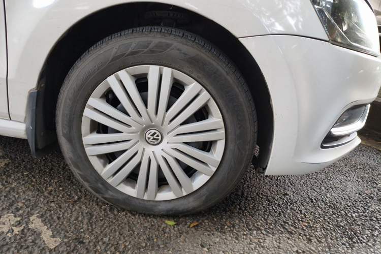 Used Volkswagen Polo 2016 1.6L Automatic Comfort Model Right Front Wheel Hub