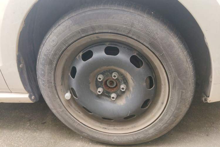 Used Volkswagen Polo 2016 1.6L Automatic Comfort Model Right Front Wheel Hub