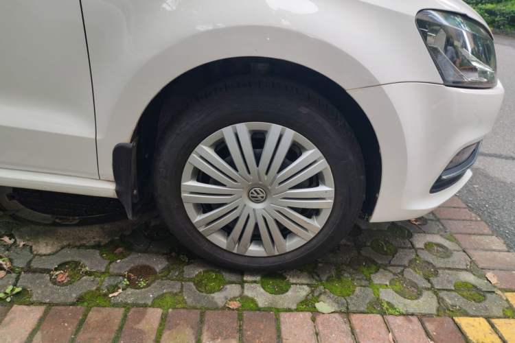 Used Volkswagen Polo 2016 1.6L Automatic Comfort Model Right Front Wheel Hub