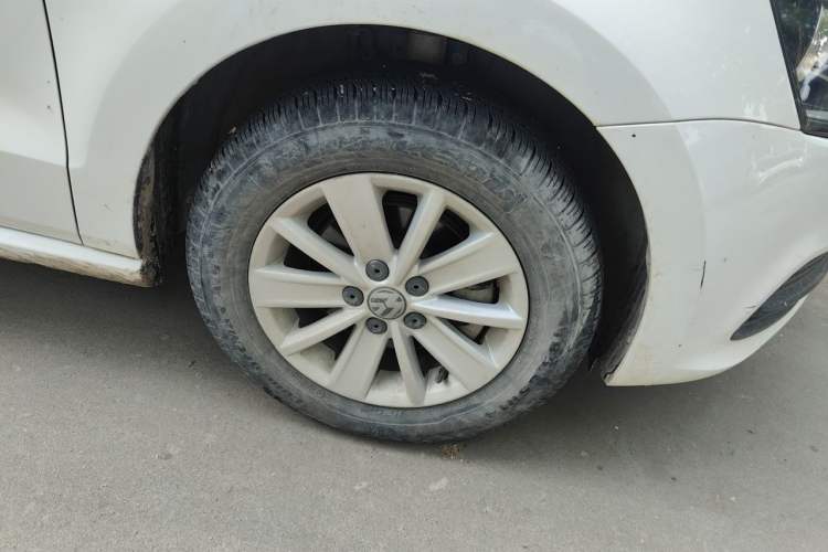 Used Volkswagen Polo 2016 1.4L Manual Fashion Model Right Front Wheel Hub