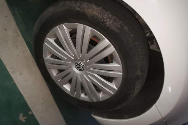Used Volkswagen Polo 2016 1.6L Automatic Comfort Model Right Front Wheel Hub