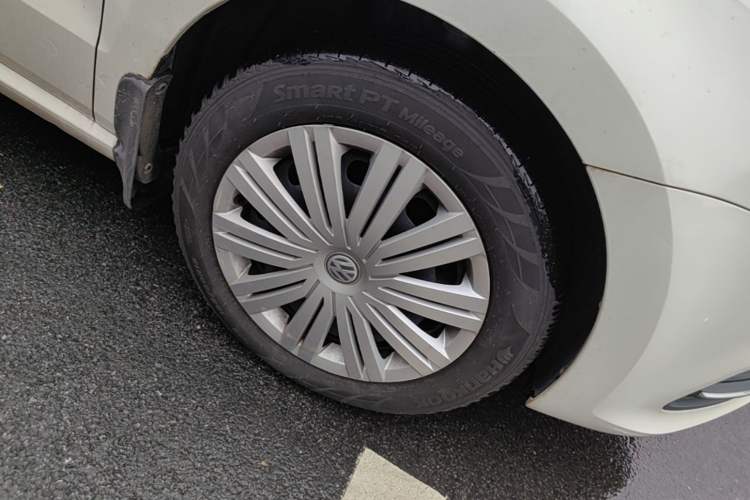 Used Volkswagen Polo 2016 1.6L Automatic Comfort Model Right Front Wheel Hub