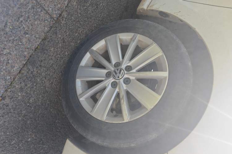 Used Volkswagen Polo 2016 1.6L Automatic Comfort Model Right Front Wheel Hub