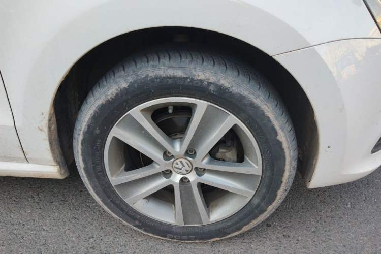 Used Volkswagen Polo 2016 1.6L Automatic Comfort Model Right Front Wheel Hub