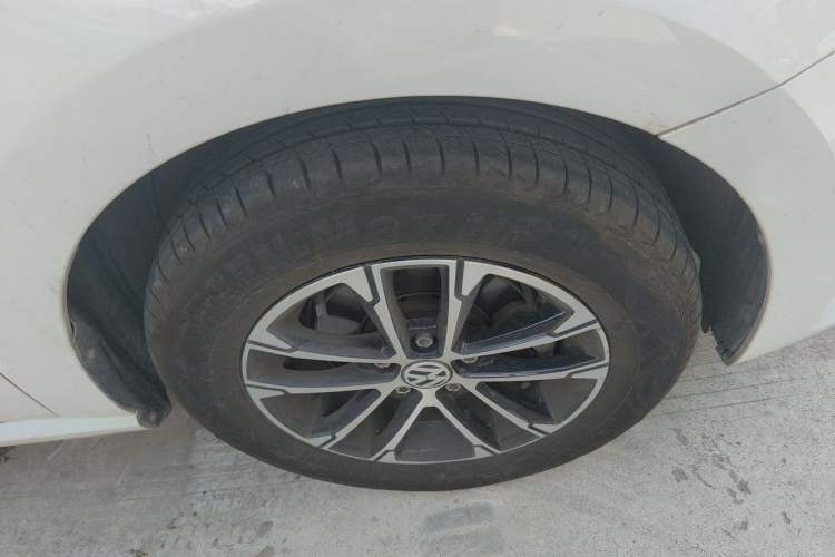 Used Volkswagen Polo 2016 1.4L Manual Fashion Model Right Front Wheel Hub