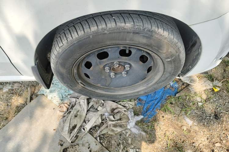 Used Volkswagen Polo 2016 1.6L Automatic Comfort Model Right Front Wheel Hub