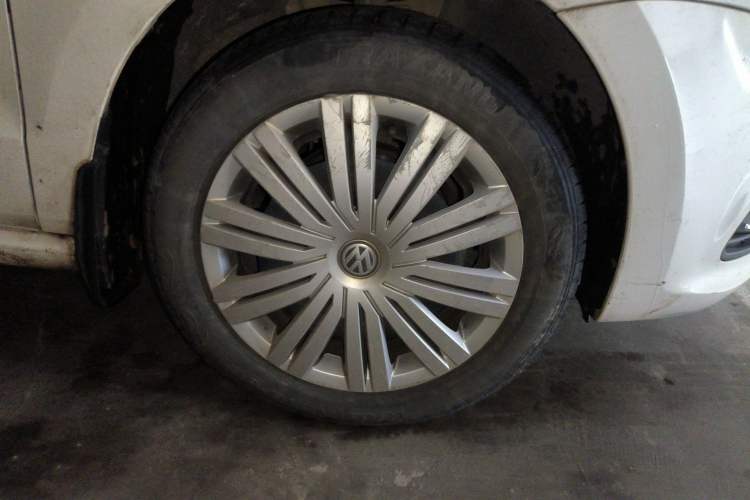 Used Volkswagen Polo 2016 1.6L Automatic Comfort Model Right Front Wheel Hub