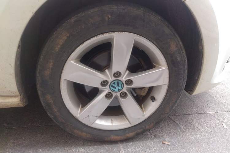 Used Volkswagen Polo 2016 1.6L Automatic Comfort Model Right Front Wheel Hub