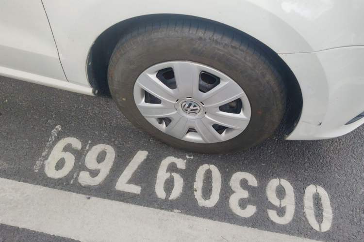 Used Volkswagen Polo 2016 1.4L Manual Fashion Model Right Front Wheel Hub